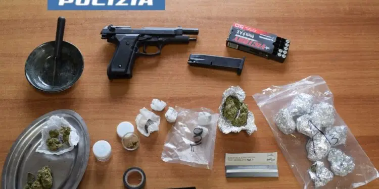 Cisterna, giovane si filma su TikTok con arma in pugno: arriva la polizia e trova la droga