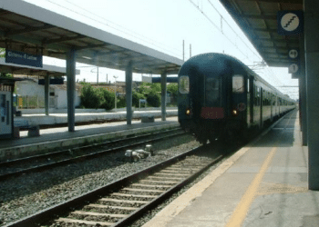 Picchia il marito alla stazione di Cisterna: i due finiscono sui binari. Sconcerto tra i viaggiatori