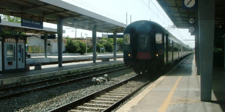Picchia il marito alla stazione di Cisterna: i due finiscono sui binari. Sconcerto tra i viaggiatori
