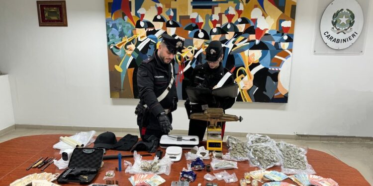 Beccati con armi, droga e denaro falso: nei guai due giovani pontini