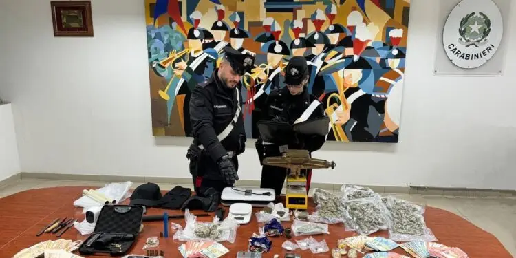 Beccati con armi, droga e denaro falso: nei guai due giovani pontini