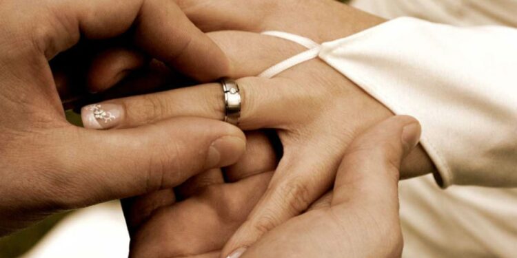 Denuncia choc a Latina, padre costringe la figlia a un matrimonio combinato