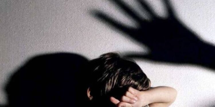 Latina: condannato per maltrattamenti il padre che diceva ai figli “Vi uccido uno alla volta”