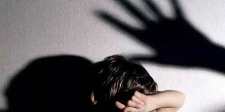 Latina: condannato per maltrattamenti il padre che diceva ai figli “Vi uccido uno alla volta”