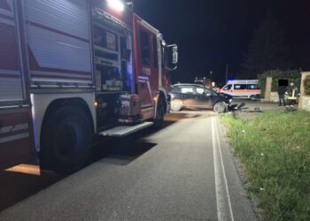 Schianto nella notte in provincia di Latina: paura per cinque giovani a bordo di un’auto, due in codice rosso