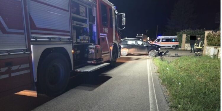 Schianto nella notte in provincia di Latina: paura per cinque giovani a bordo di un’auto, due in codice rosso