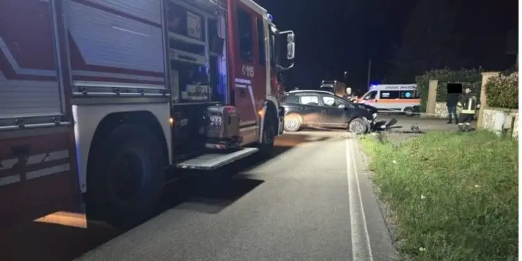 Schianto nella notte in provincia di Latina: paura per cinque giovani a bordo di un’auto, due in codice rosso
