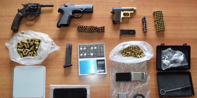 Cisterna: fermato in auto con droga e armi, scatta l’arresto