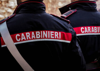 Dalla ricarica negata alla folle aggressione: straniero tenta di colpire i carabinieri con la pompa di benzina al Circeo