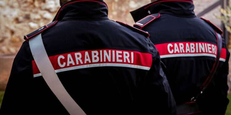 Dalla ricarica negata alla folle aggressione: straniero tenta di colpire i carabinieri con la pompa di benzina al Circeo