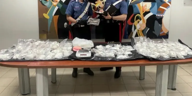 Madre e figlio fermati in auto in provincia di Latina: polvere di caffè e peperoncino per camuffare 15 chili di cocaina