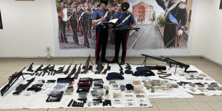 Arsenale scoperto in provincia di Latina: tra le armi anche bombe a mano. Arrestato spagnolo