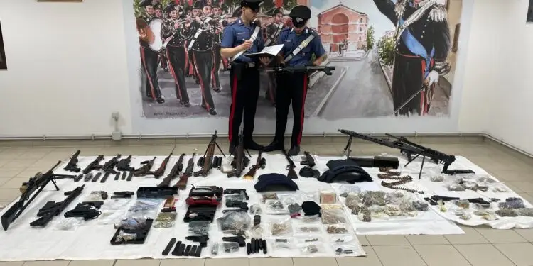 Arsenale scoperto in provincia di Latina: tra le armi anche bombe a mano. Arrestato spagnolo