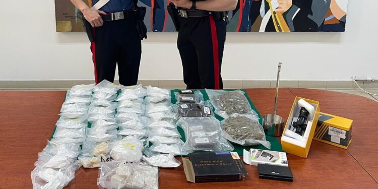 Inseguimento da film in provincia di Latina: 56enne aveva dieci chili di droga in auto