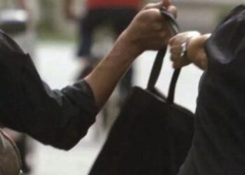 Tentata rapina in via Canova a Latina: anziana spinta a terra, ma il furto sventato da un’eroina improvvisa