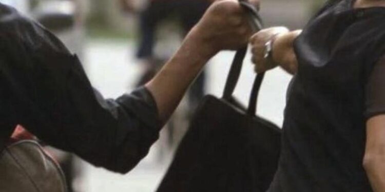 Tentata rapina in via Canova a Latina: anziana spinta a terra, ma il furto sventato da un’eroina improvvisa