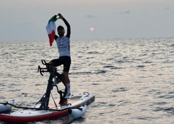 Impresa pontina: Nardecchia attraversa il Tirreno in bici, stabilendo un nuovo incredibile record