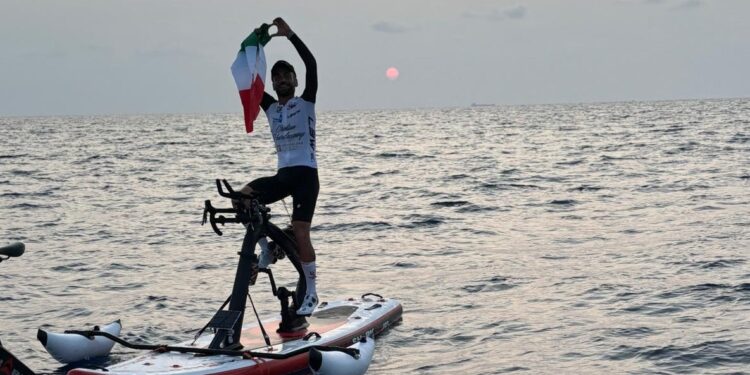 Impresa pontina: Nardecchia attraversa il Tirreno in bici, stabilendo un nuovo incredibile record