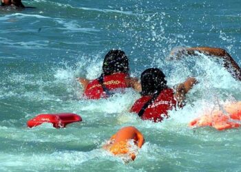 Paura a San Felice Circeo: fratelli trascinati via dalla corrente, uno rianimato