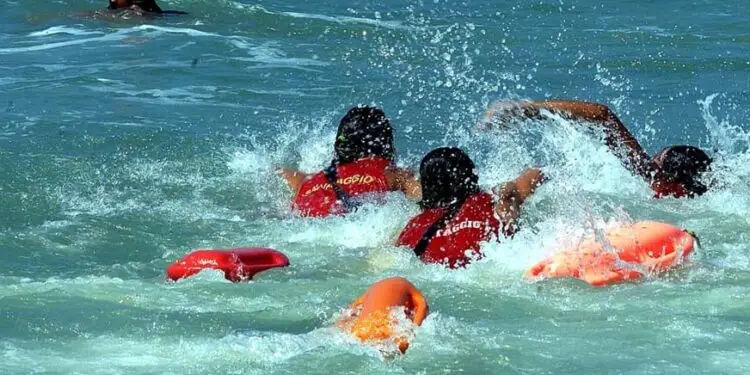 Paura a San Felice Circeo: fratelli trascinati via dalla corrente, uno rianimato