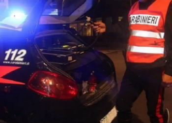 Caos al lido di Latina: donna si schianta contro auto in sosta, poi urla e resiste alle forze dell’ordine