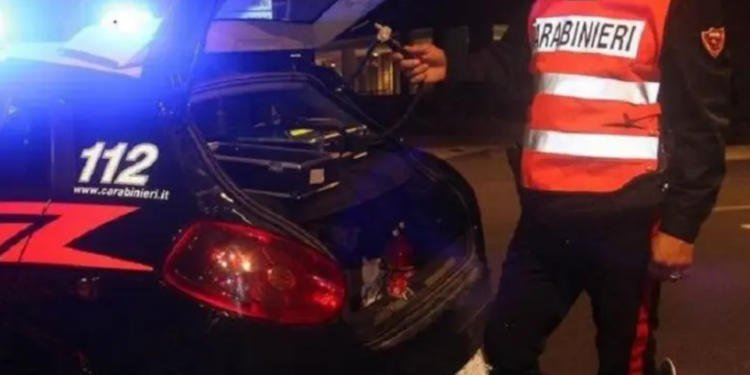 Caos al lido di Latina: donna si schianta contro auto in sosta, poi urla e resiste alle forze dell’ordine
