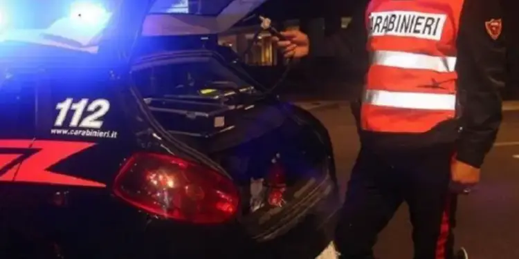 Caos al lido di Latina: donna si schianta contro auto in sosta, poi urla e resiste alle forze dell’ordine