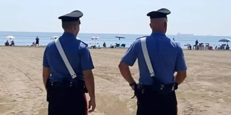 Rissa furiosa in spiaggia al Circeo: la musica alta scatena il caos tra comitive di turisti
