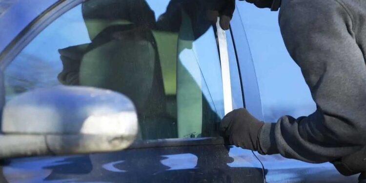 Riciclaggio auto rubate, la Stradale smantella la base di Borgo Montello: due arresti