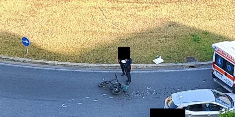 Latina, ciclista investito con il suo cane alla rotonda di Viale Le Corbusier: soccorso dal 118