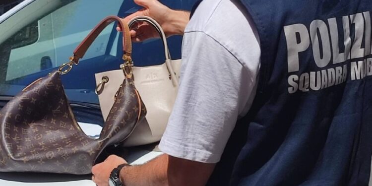 Latina, presi i rapinatori di via Ezio: avevano legato e minacciato una donna in casa. Bottino da 60mila euro recuperato