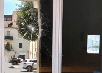 Follia in strada a Cisterna, straniero perde la testa: lancia sassi contro la chiesa e la danneggia