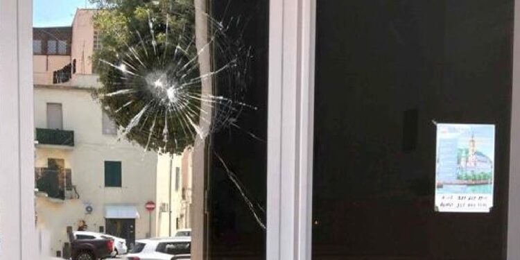 Follia in strada a Cisterna, straniero perde la testa: lancia sassi contro la chiesa e la danneggia