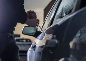 Denunciati due volte in un solo giorno: stranieri sorpresi a rubare bici e auto a Latina