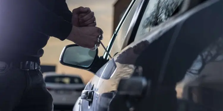 Denunciati due volte in un solo giorno: stranieri sorpresi a rubare bici e auto a Latina