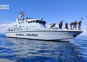 Ponza, la Finanza salva sette persone da un naufragio. Proseguono i controlli antidroga