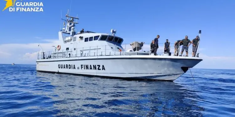 Ponza, la Finanza salva sette persone da un naufragio. Proseguono i controlli antidroga