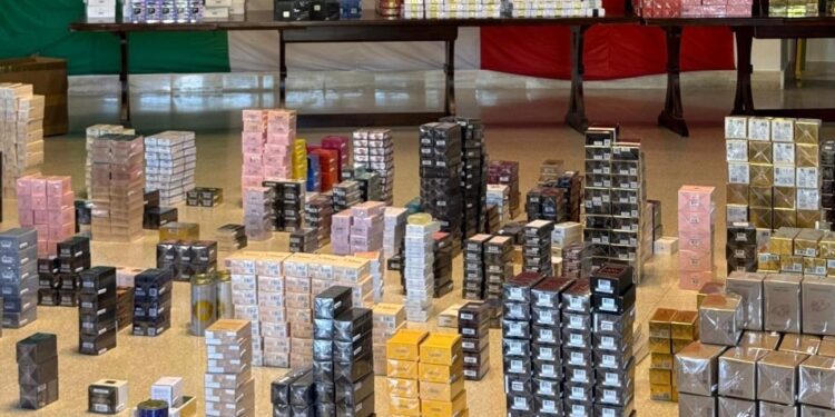 Sequestrati oltre 3.500 profumi contraffatti in un’operazione della Guardia di Finanza di Latina