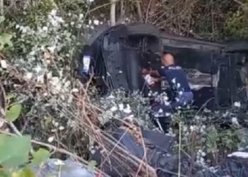 Dramma sfiorato sulla Pontina: Polizia Stradale salva un uomo da auto in fiamme nel fossato
