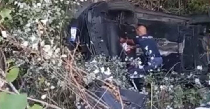 Dramma sfiorato sulla Pontina: Polizia Stradale salva un uomo da auto in fiamme nel fossato