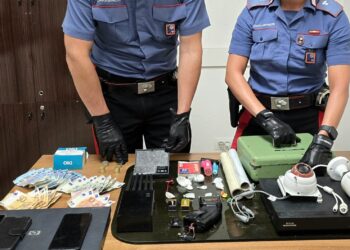 Blitz antidroga nel pontino: piazza di spaccio smantellata, sequestrati storditore e jammer