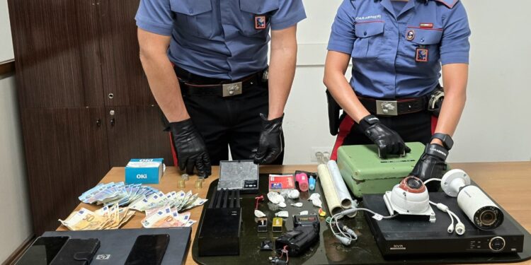 Blitz antidroga nel pontino: piazza di spaccio smantellata, sequestrati storditore e jammer