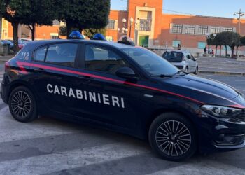 Ore di paura a Pontinia: 45enne sale sul tetto di casa e minaccia il suicidio