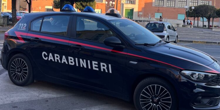 Ore di paura a Pontinia: 45enne sale sul tetto di casa e minaccia il suicidio