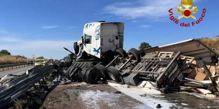Autista di un’azienda di Latina muore in tragico incidente con tir in Sardegna