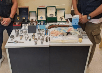 Sgominata base di spaccio in centro a Latina: ritrovati 11 orologi di lusso e armi