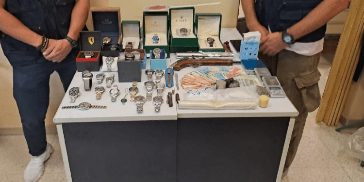 Sgominata base di spaccio in centro a Latina: ritrovati 11 orologi di lusso e armi
