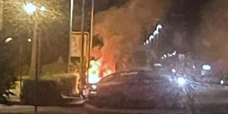 Suv in fiamme a Latina, indagini in corso su pista dolosa