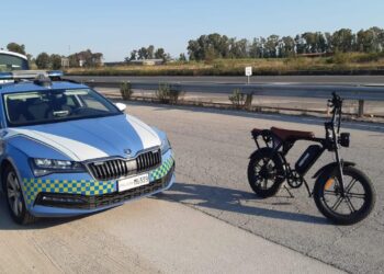 La Polizia ferma e-bike truccata sulla Pontina: “sfrecciava a 55 km/h senza pedalare”. 2mila euro di multa