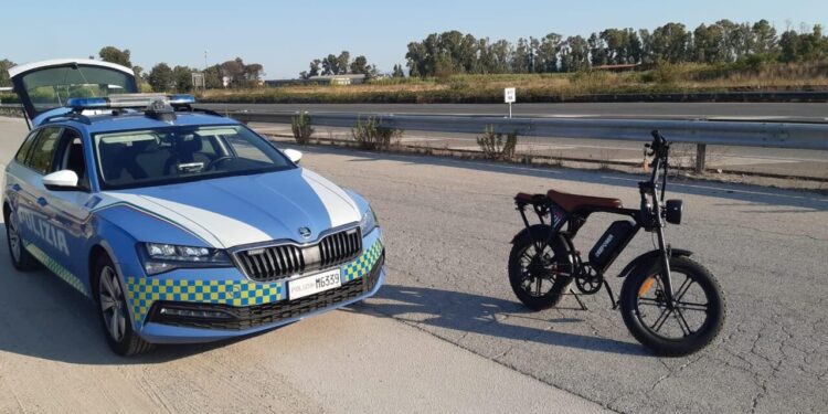 La Polizia ferma e-bike truccata sulla Pontina: “sfrecciava a 55 km/h senza pedalare”. 2mila euro di multa